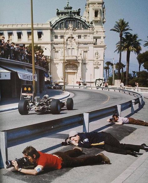 Gentlemen‘s Gram on Instagram: “Photographers in front of the Hermès Store in Monaco during the Grand Prix, 1968. Photo by Rainer Schlegelmilch.” Monaco Grand Prix, Checkered Flag, Vintage Race Car, History Pictures, Racing Driver, Vintage Racing, Wallpapers Vintage, Race Track, Le Mans