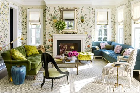 This Charming Weekend Escape Turns Floral Print into a Contemporary Accent Mixing Old And New Furniture, Ashley Whittaker, Greek Revival Home, Design Salon, A Living Room, Elle Decor, Cheap Home Decor, New Furniture, Home Interior