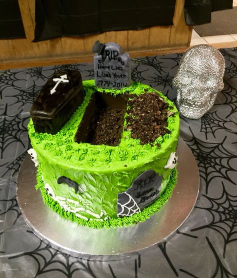 A Halloween 40th birthday cake, complete with coffin and burial plot :) Cemetery Cake Halloween, Halloween 40th Birthday Cakes, Coffin Cakes Halloween, Haunted Birthday Cake, Coffin Cake Halloween, Graveyard Cake Birthday, Coffin Shaped Cake, Coffin Birthday Cake, Coffin Cakes Birthdays