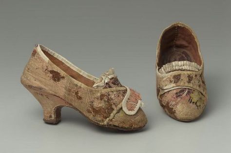 1775-85 Pair of women's shoes 18th Century Shoes, 1700 Fashion, Century Shoes, 18th Century Women, Historical Shoes, 18th Century Clothing, Old Shoes, Antique Clothing, Silk Taffeta