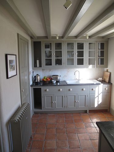 Grey cupboards and terracotta tiles.... try Farrow and Ball Manor House Grey for this Modern Country kitchen Grey Tile Kitchen Floor, Grey Cupboards, Best Flooring For Kitchen, Trendy Kitchen Tile, Modern Country Kitchens, Trendy Kitchen Colors, Kitchen Grey, Saltillo Tile, Modern Cupboard