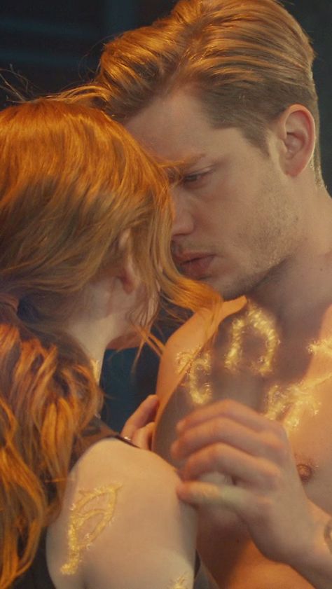 Clary Und Jace, Clary Y Jace, Shadowhunters Cast, Shadowhunters Series, Clary And Jace, Shadowhunters Tv Show, Dominic Sherwood, Cassandra Clare Books, Jace Wayland