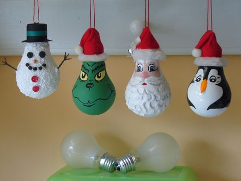 Ideas: Handmade Light Bulb Christmas Ornaments. Don't throw those old bulbs away! Snowman, Grinch, Santa, and Penguin Diy Christmas Bulbs, Grinch Craft, Diy Grinch, Xmas Inspiration, Grinch Stuff, Christmas Orniments, Light Bulb Crafts, Ornaments Crafts, Grinch Decorations