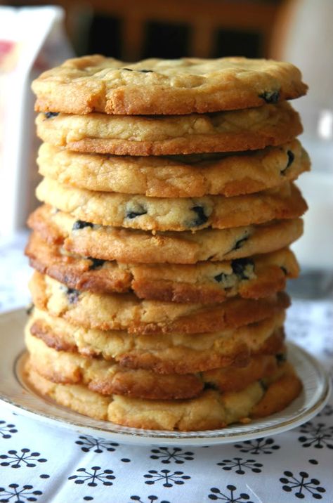 Rummy Tum-Tum: Momofuku Blueberry-and-Cream Cookie Momofuku Milk Bar, Cream Cookies, Delicious Cookies, Holiday Cookie Recipes, Milk Bar, Biscuit Cookies, Fun Baking Recipes, Pie Dessert, How Sweet Eats