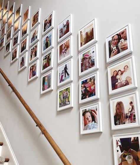 Mix Tile Photo Wall Ideas, Foto Scale, Family Photos Wall Decor, Perete Accent, Staircase Wall Decor, Stair Wall, Family Photo Wall, Staircase Wall, Photo Wall Decor