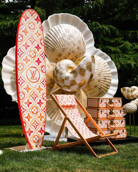 Louis Vuitton | Garden Party in the Hamptons Outdoor Set Design, Hamptons Party Aesthetic, Beach Party Aesthetic, Party In The Hamptons, Princess Olympia Of Greece, Hamptons Party, Event Venue Design, Experiential Art, Beach Events