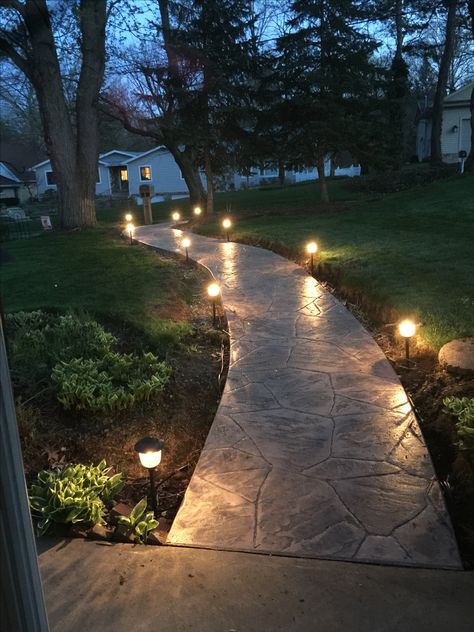 Front Yard Lighting, Garden Lighting Design, Outdoor Pathway Lighting, Tropical Homes, Walkway Lighting, Driveway Lighting, Front Garden Landscape, Farmhouse Landscaping, Outdoor Landscape Lighting