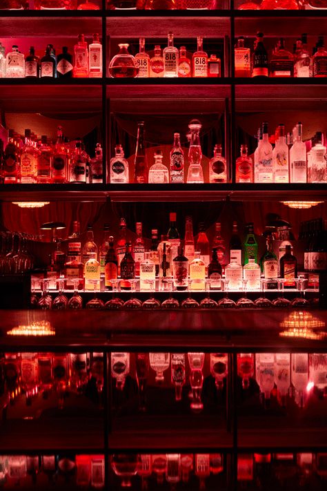 Bar Space Design, Chill Bar Design, Vintage Bar Interior, Red Bar Aesthetic, Vintage Bar Design, Bar Bottle Display, Simple Bar Design, Bar Lighting Ideas, Night Club Design