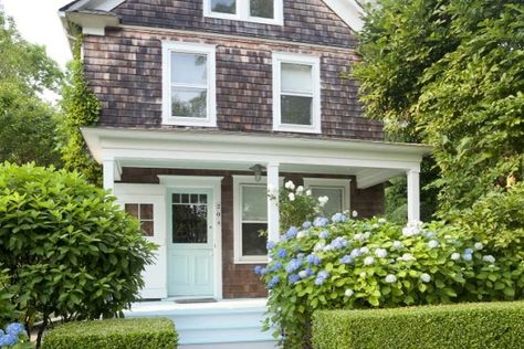 A bright and airy beach cottage in the Hamptons Small Hamptons House, Hydrangea Hedge, Beach House Porch, Hamptons Houses, Beach House Garden, House In The Hamptons, Hamptons Cottage, House Makeovers, Mark D Sikes