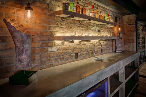 9 BASEMENT WET BAR IDEAS TO IMPRESS YOUR GUESTS | Lighting can change the whole mood of an environment, so that’s why it’s one of the most important wet bar ideas to consider. Basement Wet Bar Ideas, Floor Herringbone, Wet Bar Ideas, Floor Brick, Wet Bar Basement, Bar Renovation, Basement Wet Bar, Wet Bar Designs, Basement Bar Design