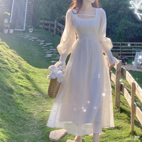 Long White Dress Aesthetic, Aesthetic Dresses Formal Vintage, Vintage White Dress Aesthetic, Long White Dress Casual, Long White Dress Outfit, Simple Long White Dress, Long Dress Korean Style, Gaun Ruffle, White Dress Aesthetic