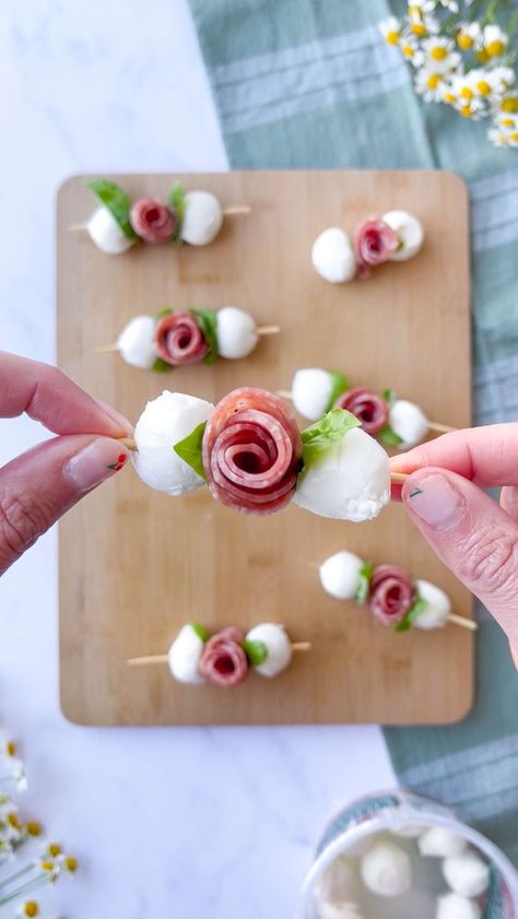 The Spring (salami) Flowers are blooming 🌺 So let’s make a salami flower skewer! Here’s what you need: • 4” skewers • salami •… | Instagram Appetizer Garnish Ideas, Prosciutto Finger Sandwiches, Party Food Skewers, Main Meal Charcuterie Board Ideas, Apps On Skewers, Kentucky Derby Table Decor, Rose Food Ideas, Charcuterie Tooth Picks, Salami Recipes Appetizers