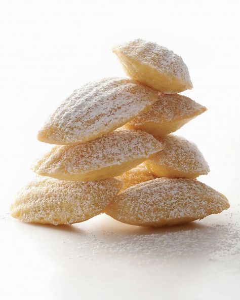 Vanilla Madeleines - Martha Stewart Recipes...TRIED & TRUE! Madeline Cookies, Madeleine Recipe, Martha Stewart Recipes, French Tea, Dessert Aux Fruits, Tea Cakes, Martha Stewart, Just Desserts, Biscotti