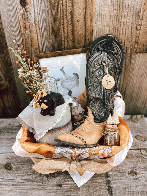 Southern Gift Basket Ideas, Christmas Gifts For Boyfriend Western, Western Birthday Presents, Cowgirl Themed Gifts, Cow Gift Basket Ideas, Western Anniversary Gifts, Western Birthday Present Ideas, Western Gift Baskets, Western Boo Basket