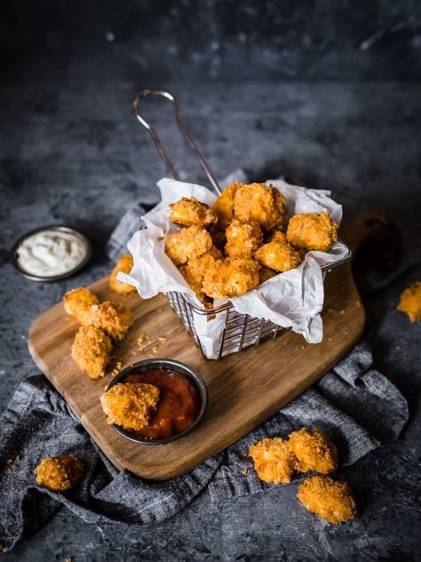 Best Popcorn Chicken Recipe, Keto Popcorn, Popcorn Chicken Recipe, Peace Love And Low Carb, Mini Hamburgers, Chicken Keto, Food Photoshoot, Popcorn Chicken, Healthy Treat