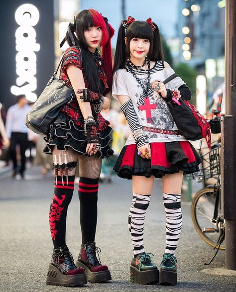 Es infantil pero sé 👀 bn Japan Street Fashion, Harajuku Outfit, Mode Harajuku, Japanese Style Clothing, Japan Fashion Street, Harajuku Fashion Street, Tokyo Street Fashion, Style Indie, Harajuku Girls