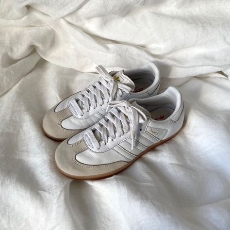 White Adidas Samba, Adidas Samba Women, Adidas Samba White, Beige Adidas, Adidas White Shoes, Trainers Outfit, Samba Shoes, Neutral Shoes, Beige Outfit