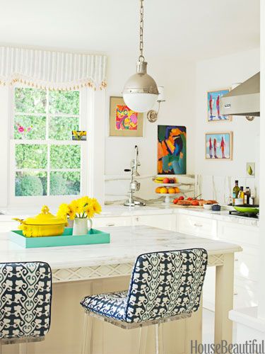 Bright and Beachy Kitchen Design Pictures, Farmhouse Side Table, Dream Kitchens Design, Summer Home Decor, Kitchen Stools, Kitchen Colors, Dream Kitchen, White Kitchen, Summer Decor