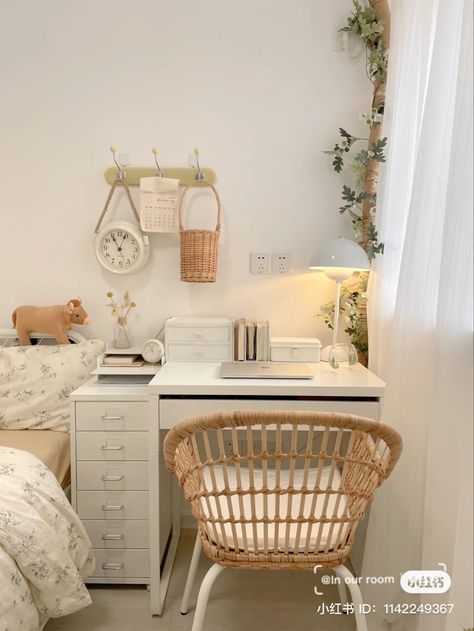 Mini small desk room inspiration ^_^ #aesthetic #desk #desksetup #deskgoals #organization #smallroom Small Desk Ideas, Ikea Girls Room, Hype Beast Bedroom, Small Bedroom Desk, Ikea Micke Desk, Small Desk Organization, Ikea Inspired Bedroom, Micke Desk, Berry Avenue Codes