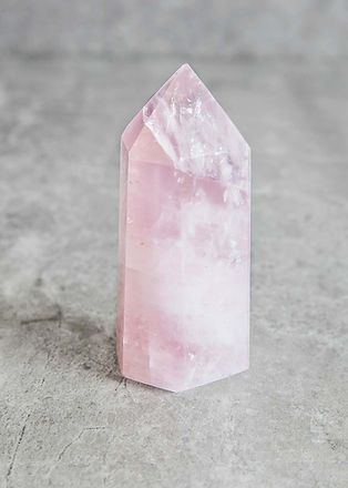 Rose Quartz Aesthetic, Quartz Aesthetic, Crystal Aesthetic, Crystal Magic, Crystal Meanings, Minerals And Gemstones, Pink Gemstones, Rose Quartz Crystal, Crystal Shop