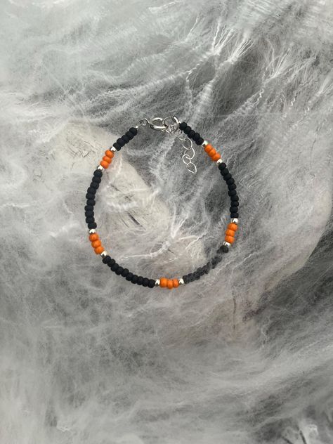 Halloween Seed Bead Bracelet, Halloween Beaded Bracelet, Seed Bead Halloween, Seed Beads Bracelets, Halloween Beaded Jewelry, Seed Bead Bracelets Tutorials, Seed Bead Bracelet Patterns, Stretchy Rings, Beaded Items