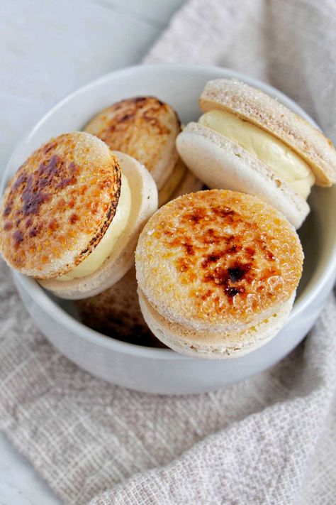 I'm literally obsessed with this crème brûlée macaron recipe! The filling seriously tastes exactly like the dessert. This filling is made with a French meringue buttercream and then the macaron shells are topped with torched sugar. If you want a fun macaron recipe for a wedding, bridal shower, Mother's Day, or just for a party, these are fancy macarons that would be perfect for the occasion. Fancy French Desserts, French Meringue Recipe, Fun Macarons, French Meringue Buttercream, Savory Macarons, Fancy Macarons, Macaron Filling Recipe, Macarons Filling, Macaron Fillings