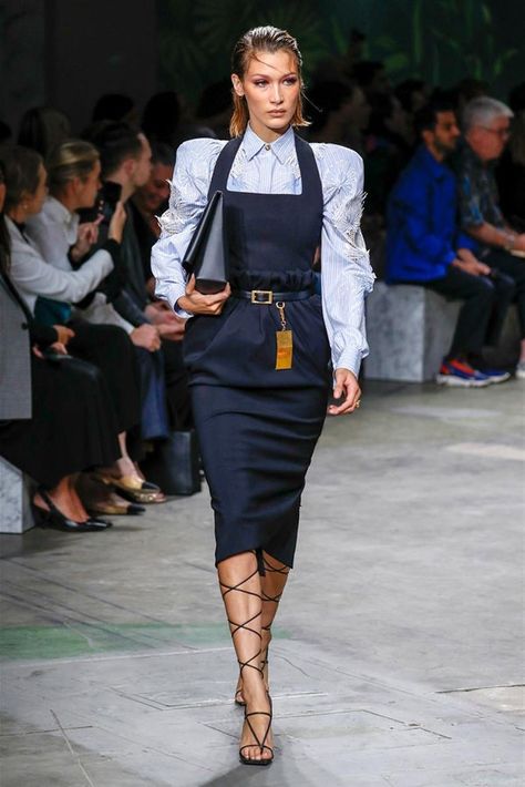 Versace 2020 Runway look worn by model Bella Hadid. Bella Hadid Runway Looks, Bella Hadid Catwalk, Bella Hadid Versace, Runway Versace, Bella Hadid Runway, Versace 2020, Model Versace, Runway Aesthetic, Versace Runway