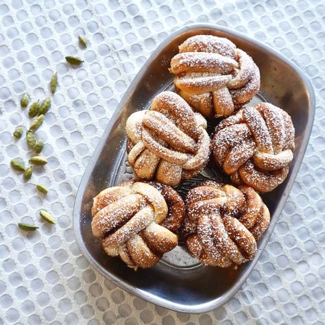 Cinnamon Sugar Knots, Cinnamon Knots Recipes, Cardamom Twists, Bedsheet Backdrop, Cardamom Knots, Cinnamon Roll Knots, Knot Bread, Diy Bedsheet, Bread Knots