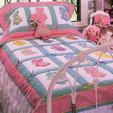 Barbie Clothes Crochet, Patchwork Blocks, Toilet Bag, Quilt Sewing Patterns, Bed Quilt, Sunbonnet Sue, Embroidered Quilts, Beginner Sewing, Pdf Quilt Pattern