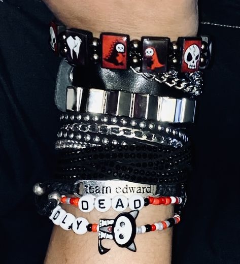 2000s Emo Aesthetic, Emo Jewelry, Emo 2000s, 2000s Emo, Emo Aesthetic, Rawr Xd, Kandi Bracelets, Scene Emo, Scene Kids