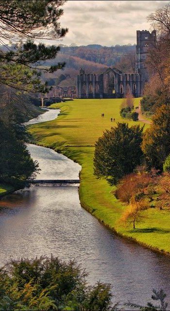 100 Great British Walks. Fountains Abbey, Yorkshire. Fountains Abbey, Uk Trip, Honeymoon Vacations, Yorkshire Uk, Voyage Europe, Yorkshire Dales, Early Autumn, Yorkshire England, England And Scotland