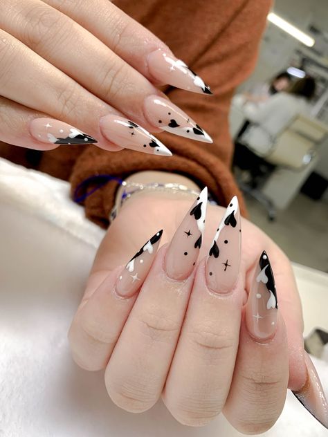 Cute Nail Heart Design, Goth Nails Black And White, Heart With Arrow Nails, Cute Valentine’s Day Nails Stiletto, Elegant Nails Black And White, Valentines Nails Black And White, Goth Valentines Nails Acrylic, Stars And Hearts Nails, Goth Heart Nails