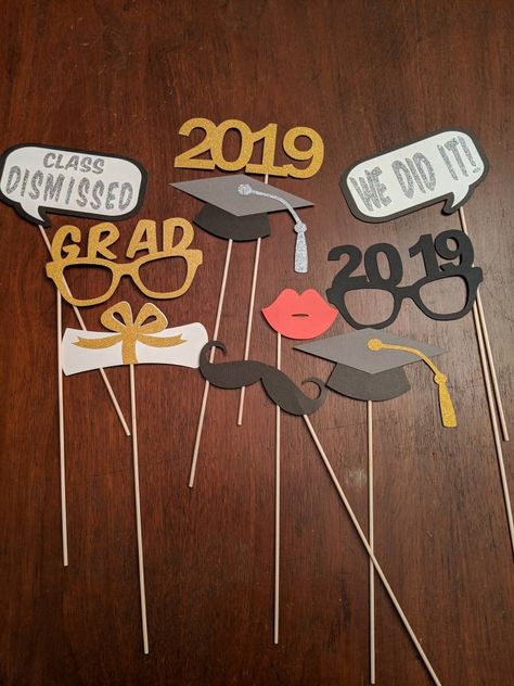 Kids Graduation Party Ideas, Photo Booth Props Graduation, Graduation Props, Photo Booth Backdrop Graduation, Farewell Party Decorations, Graduation Party Photo Booth, Party Photo Frame, Graduation Party Pictures, Photo Booth Props Birthday