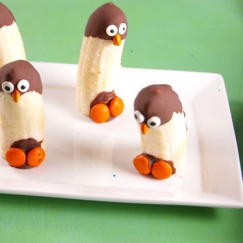 Banana Penguins, Strawberry Santas, Healthy Halloween Treats, Decorações Com Comidas, Food Art For Kids, Healthy Strawberry, Creative Food Art, Meat Dinners, Healthy Halloween