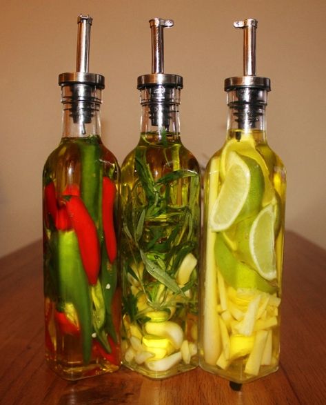 Infused Oil Recipes, Herb Infused Olive Oil, Diy Extracts, Olive Oil Dip For Bread, Olive Oil Dip, Flavored Vinegars, Infused Vinegars, Olive Oil Bread, Dipping Oil