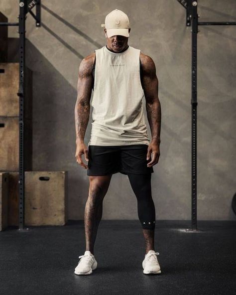 Macho Moda - Blog de Moda Masculina: As 6 PEÇAS que TODO HOMEM FORTE deveria Vestir (e EVITAR pra Valorizar o SHAPE) Mens Gym Wear Gymshark, Gym Outfit Men Summer, Men Sport Fashion, Training Clothes Mens, Mens Training Outfits, Men Gym Style, Gym Mens Outfits, Men Fitness Outfit, Mens Workout Outfits Gym