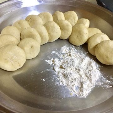 Soft Roti Recipe, Soft Roti, Guyanese Recipes, Trinidad Recipes, Pembuat Roti, Indian Flat Bread, Trini Food, Roti Recipe, Indian Bread