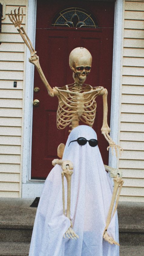 Skeleton Photoshoot, Skelly Ideas, Skeleton Pictures, Fake Skeleton, Skeleton Poses, Skeleton Ideas, Skeleton Pics, Funny Statues, Life Size Skeleton