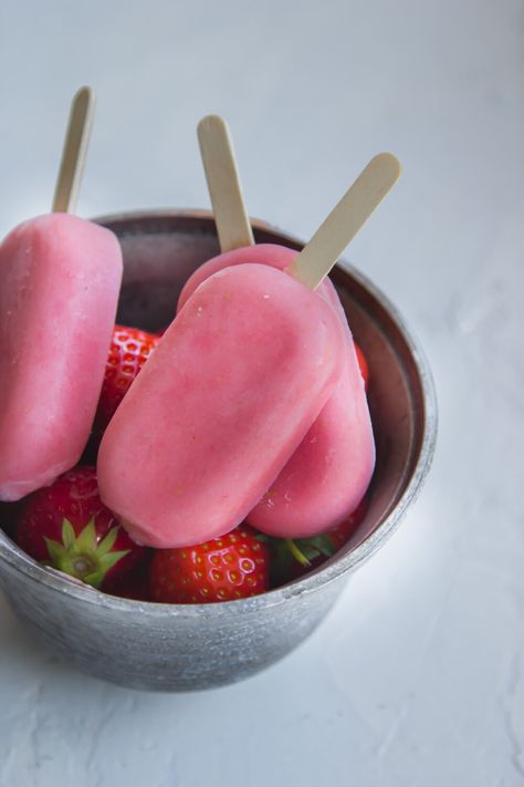 Strawberry Ice Lollies, Simple Strawberry Smoothie, Fruit Lollies, Ice Lolly Recipes, Smoothie Recipes Strawberry, Ice Lollies, Snack Prep, Raspberry Smoothie, Ice Lolly