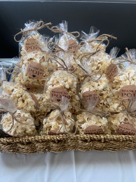 Ready to pop, baby shower favors for baby boy or baby girl shower, filled with popcorn of choice and tied with twine Baby Shower Popcorn Favors, Ready To Pop Popcorn, Caramel Popcorn Balls, Popcorn Baby Shower Favors, Baby Shower Popcorn, Pooh Bebe, Goodie Basket, Popcorn Packaging, Baby Shower Thank You Gifts