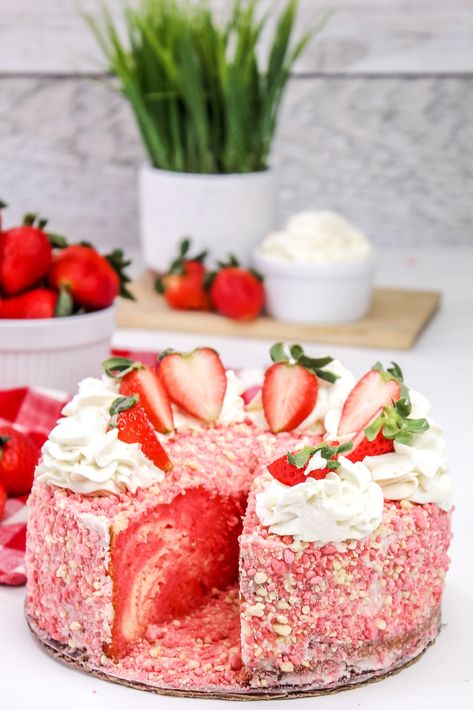 Southern Strawberry Cake, Mini Strawberry Crunch Cheesecake, Strawberry Crunch Bundt Cake, Strawberry Cheesecake Bundt Cake, Strawberry Crunch Cheesecake Recipe, Strawberry Birthday Desserts, Barbie Cheesecake, Strawberry Crunch Cheesecake Cake, Strawberry Bundt Cake Recipes