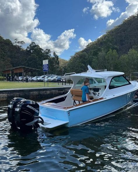 Bertram 25 club Bertram Boats, Center Console Fishing Boats, Offshore Boats, Cool Boats, Classic Boats, Power Boats, Boat Parts, Center Console, Fishing Boats