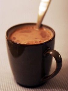 guilt free hot chocolate mix Diet Hot Chocolate Recipe, Vanilla Tea, Cup Of Hot Chocolate, Cafe Ideas, Chocolate Caliente, Peppermint Tea, Mint Tea, Winter Drinks, Hot Chocolate Recipes