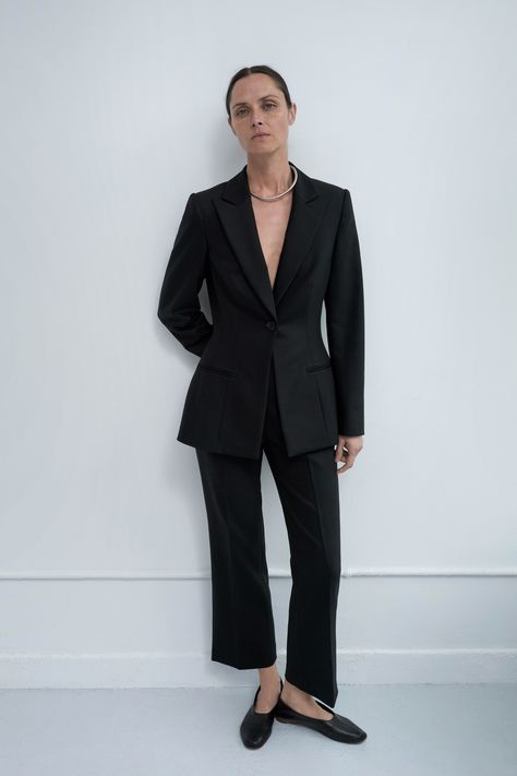 Partow Resort 2019 New York Collection - Vogue Tweet Blazer Outfit, Tailored Blazer Women, Cut Blazer, Bella Hadid Outfits, Black Inspiration, Blazer Women, Minimal Look, Womens Fashion Inspiration, Tailored Blazer