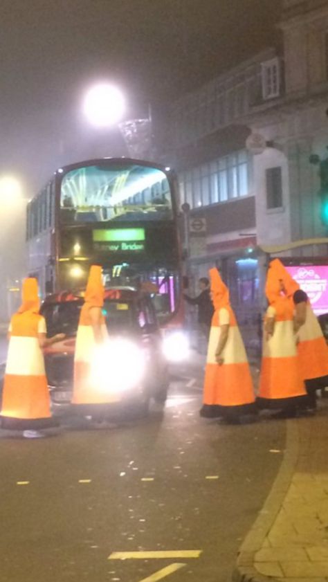 Happy Halloween!!  Human traffic cones stopping traffic :D Traffic Cone Costume, Disfraz Toy Story, Halloween Pranks, Halloween Cans, Holloween Costume, Halloween Costumes Friends, Halloween Costume Outfits, Halloween 2016, Group Costumes