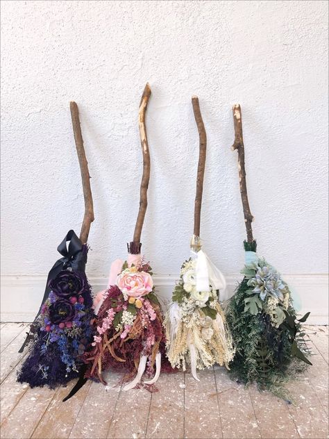 Its the season of the Witch 💖 Magical Floral besoms for home decorating! Flower Witch Broom, Witch Broom Bouquet, Decorative Witches Broom, Cute Witch Decor, Floral Witch Broom, Witch Fall Decor, Crystals Diy Crafts, Fall Witch Crafts, Flower Witch Aesthetic