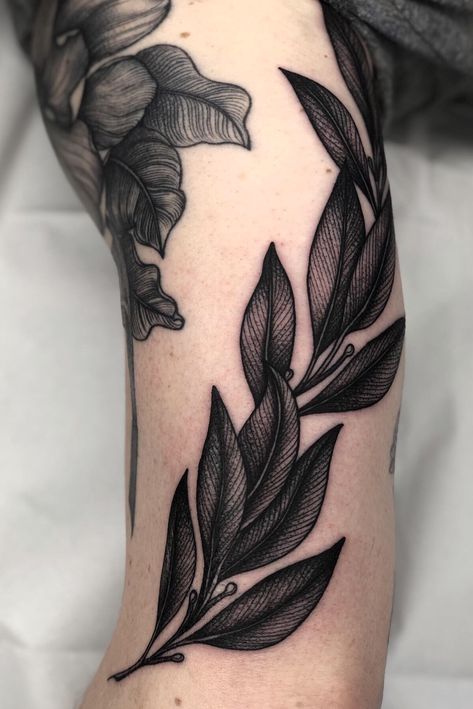 Tatuaje Cover Up, Black Flowers Tattoo, Tato Tradisional, Tato Lengan, Tattoo Simple, Plant Tattoo, Rosen Tattoo, Beautiful Tattoo, Simple Tattoo