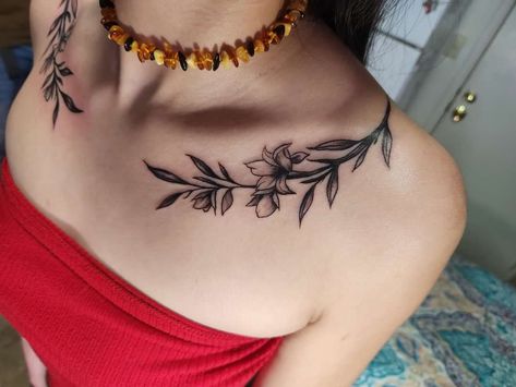 Under Collar Bone Tattoos, Tattoo Cover Ups, Clavicle Tattoo, Real Tattoos, Bone Tattoos, Beautiful Flower Tattoos, Tattoos For Women Flowers, Cool Chest Tattoos, Chest Piece Tattoos