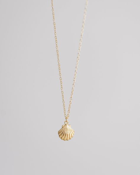 This beautiful Gold Scallop Necklace is crafted from 14k gold vermeil and delicately shaped like a scallop shell. A timeless piece and a reminder of the graceful beauty of the ocean. measures 16" at longest, 14" at shortest Gold Ocean Necklace, Cute Necklaces Gold, Necklaces Shell, Scallop Necklace, Ocean Theme Jewelry, Beachy Jewelry, Preppy Jewelry, Necklaces Gold, Scallop Shell