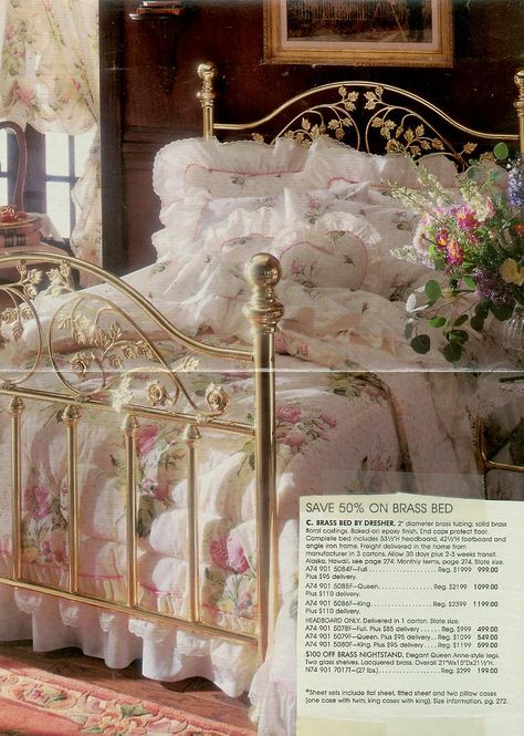 Bed Frames Vintage, Royal Bedroom Decor, Vintage Bed Aesthetic, Brass Bedding, Vintage Bed Headboard, Golden Bed Frame, Romantic Bed Frame, Gold Bed Frames, Floral Bed Frame